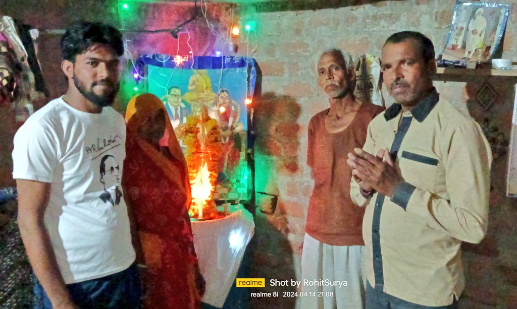 RohitSurya_ASP's tweet photo. आज बाबा साहब डॉ.B.R अंबेडकर जी की 133 वी जयंती पर अपने परिवार के साथ बाबा साहब के चित्र पर  पुष्प माल्यार्पण कर नमन किया और सबको मिठाई खिलाकर बहुत धूमधाम से आम्बेडकर जयंती मनाई गई।

 पुन: आप सभी भीम जयंती की हार्दिक मंगलकामन्ये!💐
 #AmbedkarJayanti2024 #celibrate #HBDAmbedkar https://t.co/GhEIgP05LJ