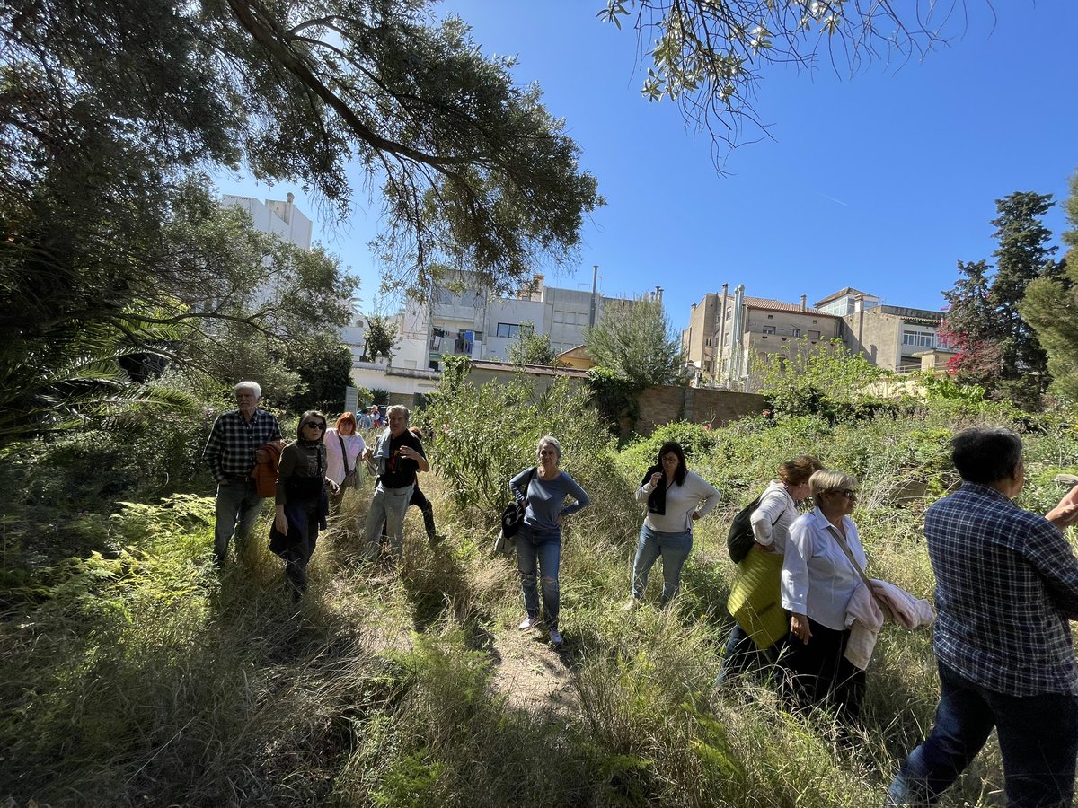 avbarridemarvng's tweet photo. Presentació del Projecte “El Jardí de les olors”. Una molt bona proposta per recuperar “El bosquet de Baix a Mar”un espai singular i de gran valor del nostre Barri. @ApmaGarraf @ajuntamentvng https://t.co/EjmMK1s0Mr