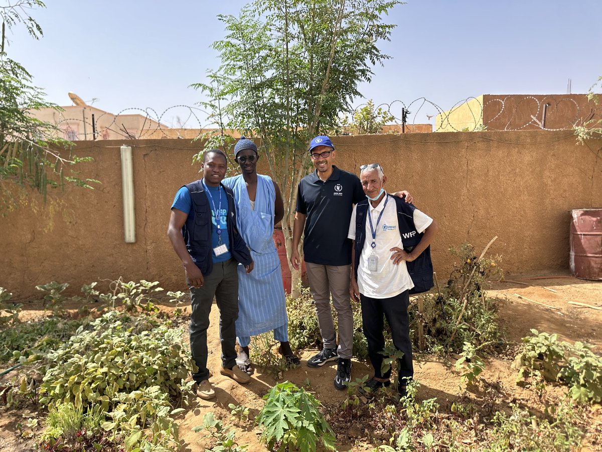 À #Bassikounou, #Mauritanie🇲🇷, l’équipe de @WFP_fr a installé un potager & récolte des fruits🍅 & légumes🍆 ➕bénéfices 🟧Améliorer leur nutrition🥗 et santé🩺 🟨Renforcer le bien-être 🟦Recycler l’eau💦 🟩Reverdir l’espace de travail🌳 ⁦@ONUMauritanie⁩ ⁦⁦