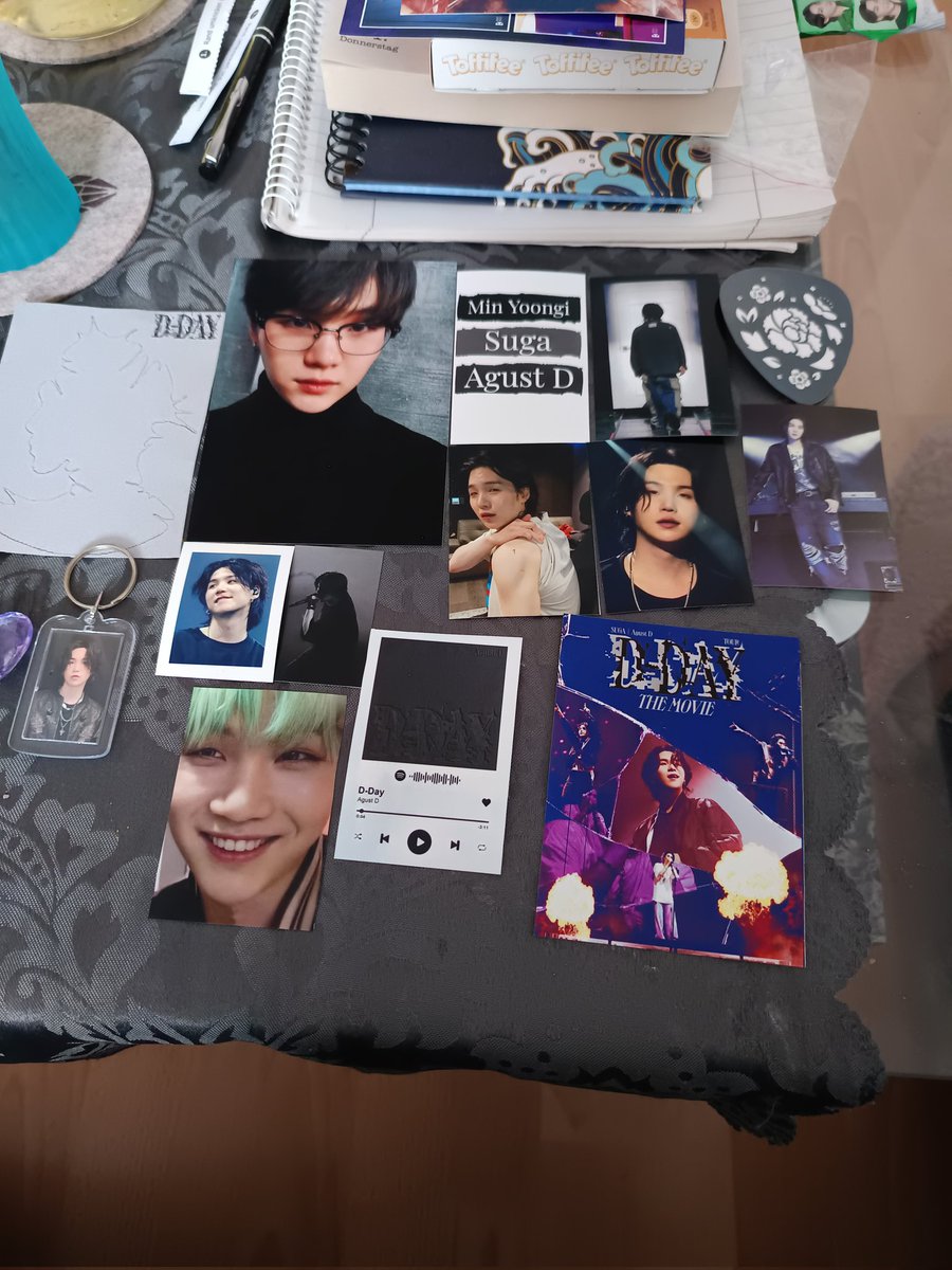 Juli_Taehyung's tweet photo. Danke an die armys für die ganzen frebies vom #yonngi Konzert 🫶 i Love it 😍💜 #bts #BTSARMY #AGUSTD_DDAY_THEMOVIE https://t.co/hcVZWIMz9l