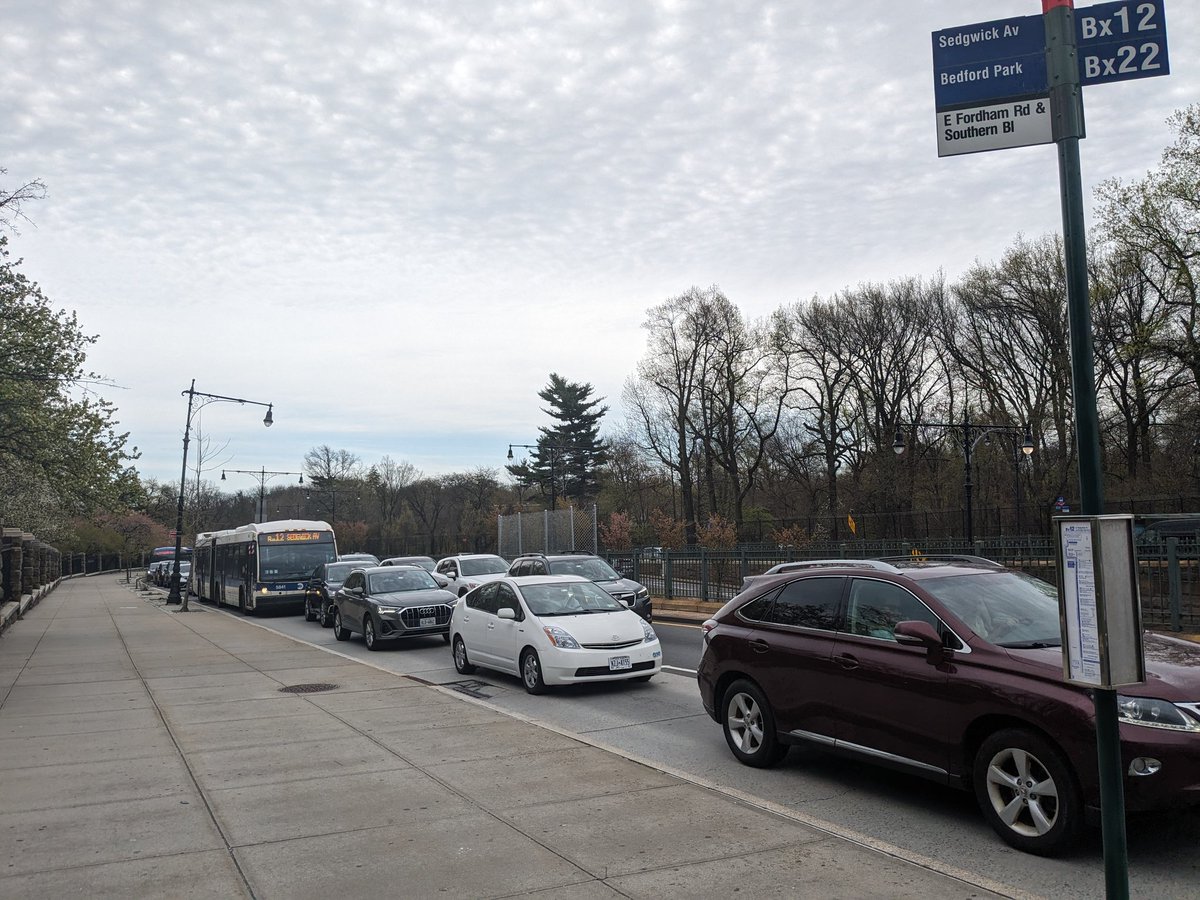 With warm weather comes notorious @NYBG congestion on Fordham Road. The garden's aggressive suburban marketing strategy and forthright opposition to the #FordhamBusway are delaying thousands of riders across the Bronx and Northern Manhattan right now. For shame.