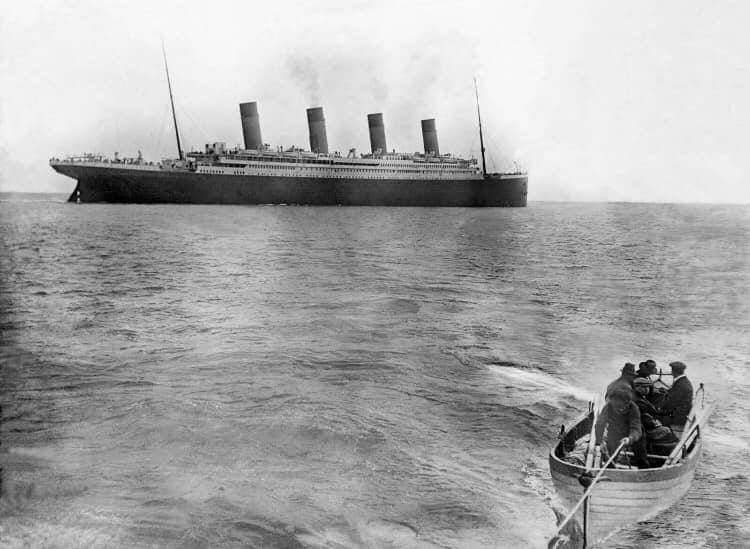 ReidezelM's tweet photo. ÚLTIMA FOTO DEL TITANIC ANTES DE HUNDIRSE

El Titanic se hundió de la noche del 14 a la madrugada del 15 de abril de 1912 durante su primer viaje desde Southampton a Nueva York. En el hundimiento murieron 1514 personas de las 2223 que iban a bordo. https://t.co/9jTzWXcDji