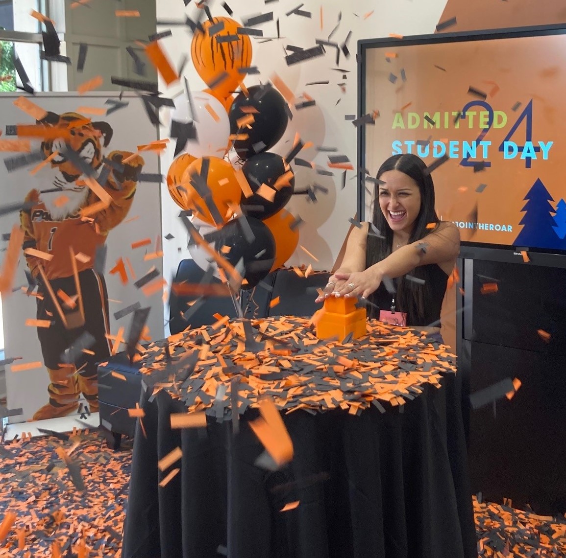 PacificPres's tweet photo. A spectacular Admitted Student Day with nearly 1,000 students & parents joining us on a beautiful #PacificFriday at @UOPacific. #jointheroar #PacificProud https://t.co/kG4XTk0qyH