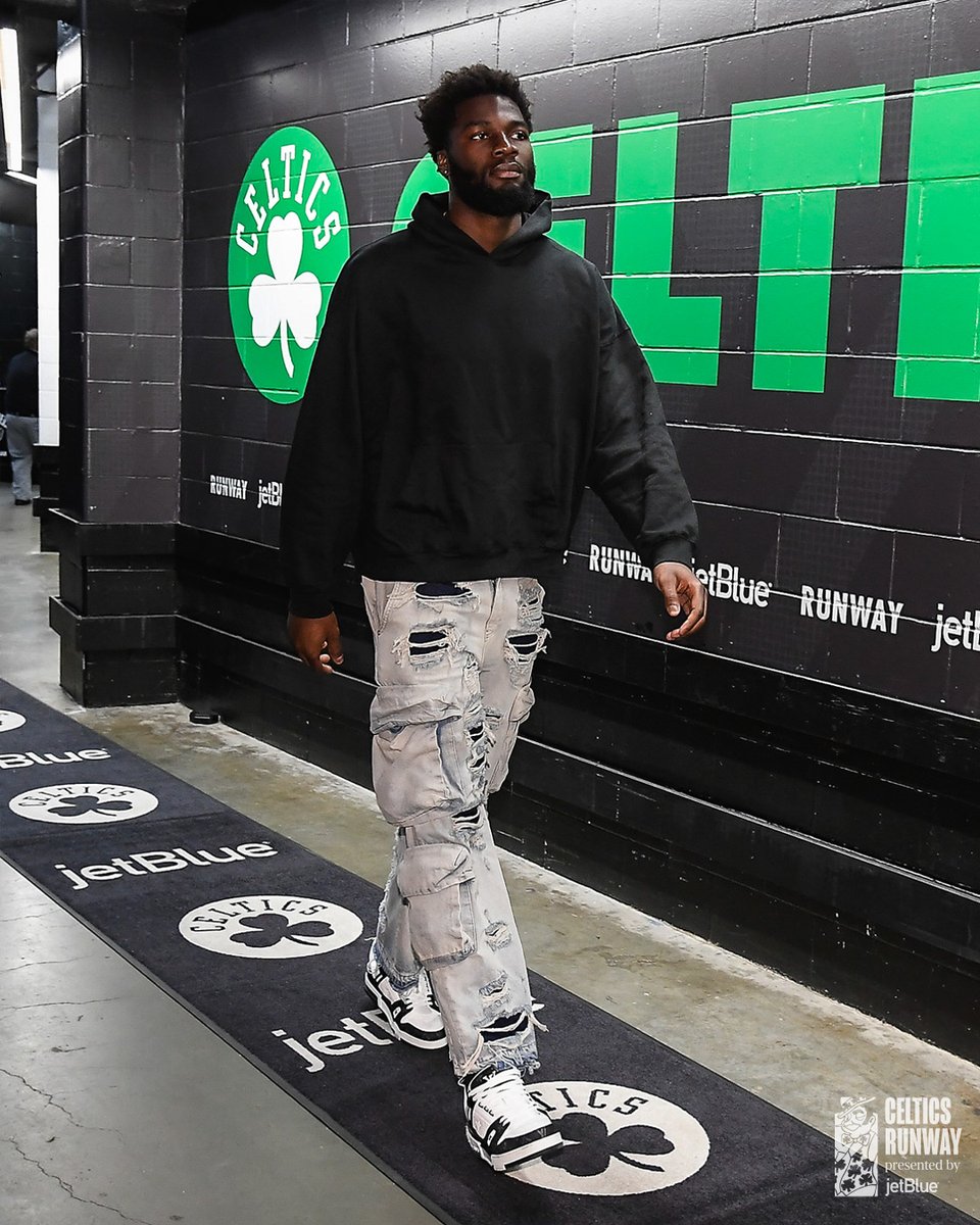 last look of the regular season 🤩

#JetBlueRunway