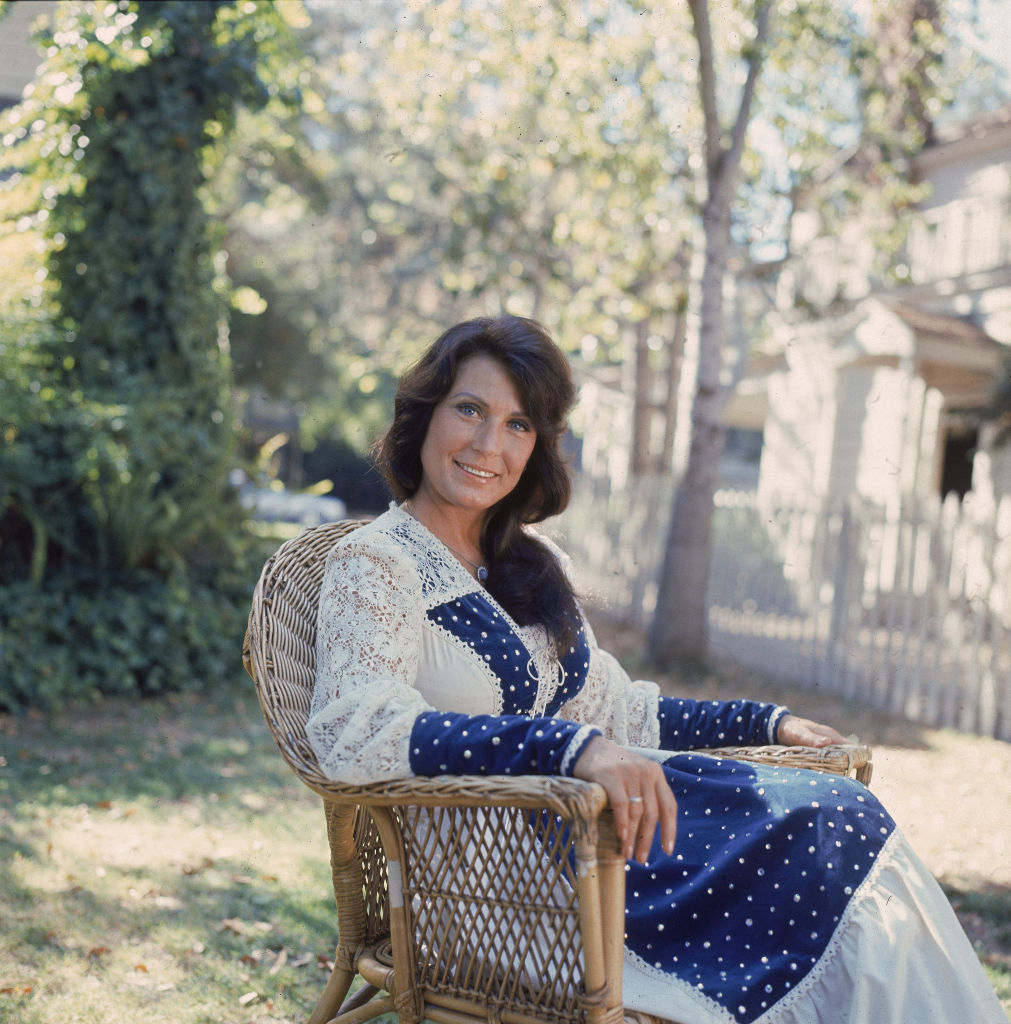 This Date In Country Music: 1932 @LorettaLynn was born in Butcher Hollow Kentucky. Lynn wrote over 160 songs & released 60 LPs. She had 10 #1 LPs and 16 #1 singles. 1972 @CountryMusic Awards made Lynn the first woman named Entertainer Of The Year. Hulton Archive/Getty Images