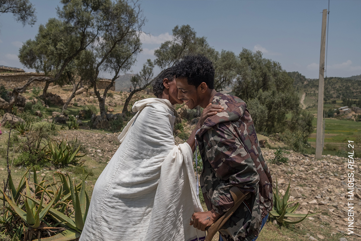 Photo of the Day | Kibrom Berhane (24) greets his mother for the first time since he joined the Tigray Defense Forces, two years earlier. Saesie Tsada, Ethiopia, 21 September 2023. By @HaigesVincent, @RepublikMagazin, Real 21: bit.ly/3VV5Mq9 #WPPh2024