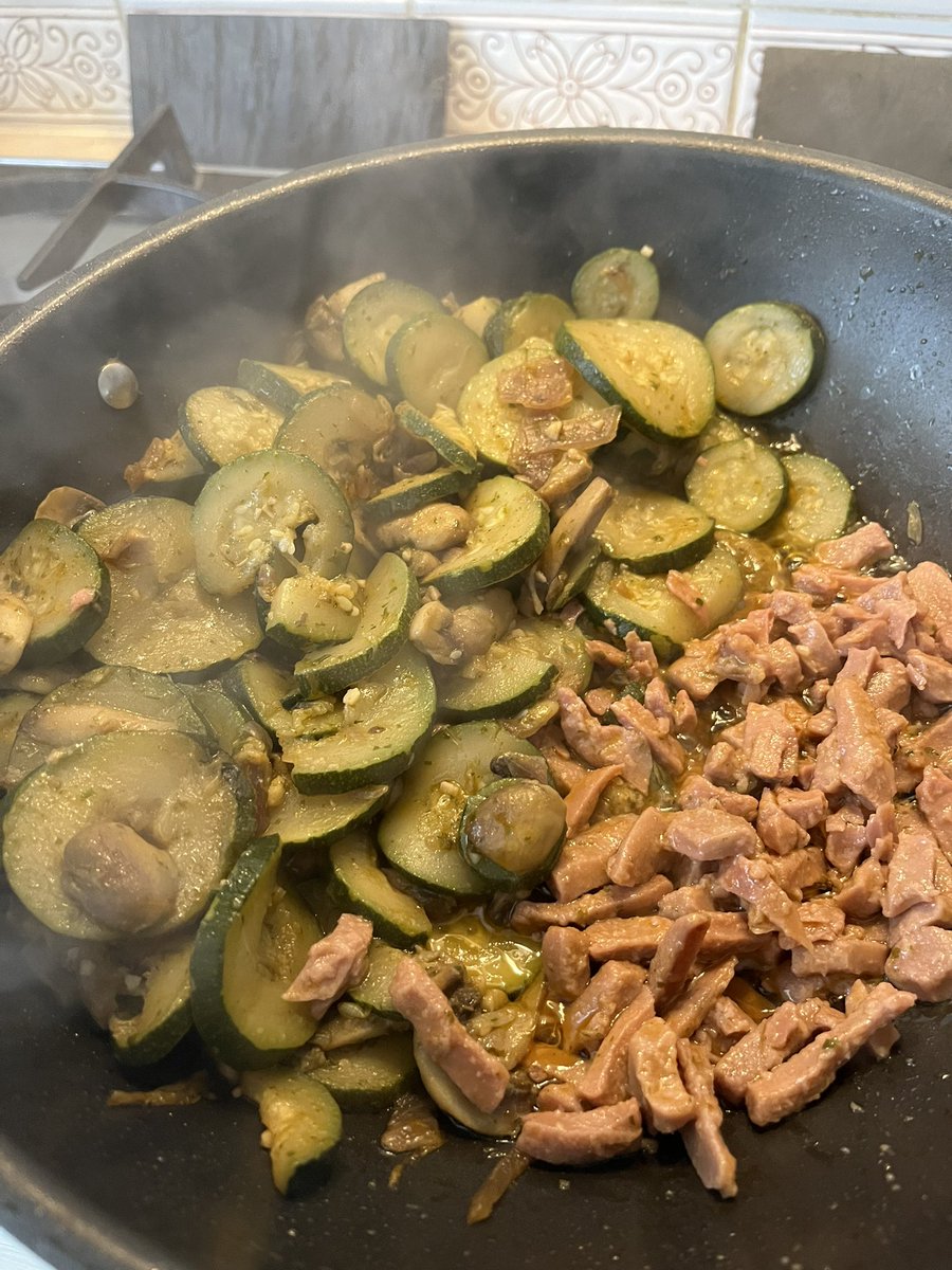 En train de mijoter ; oignons, champignons courgette et lardons végétales miam