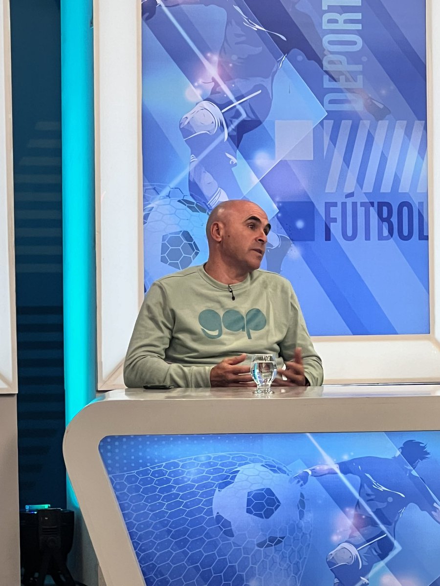 👏 “En los últimos años, @RacingClubUru ha cambiado muchísimo para bien” 🗣️ Loco Contreras en #PuntoPenalEnEl10