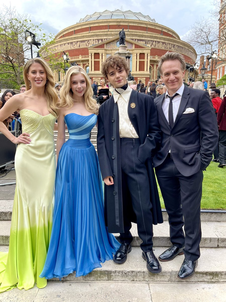 Father, mother, sister, brother cheek to cheek on the @OlivierAwards green carpet!   Tonight, we celebrate our #NextToNormal family and all our friends across the West End who are also nominated tonight. #OlivierAwards