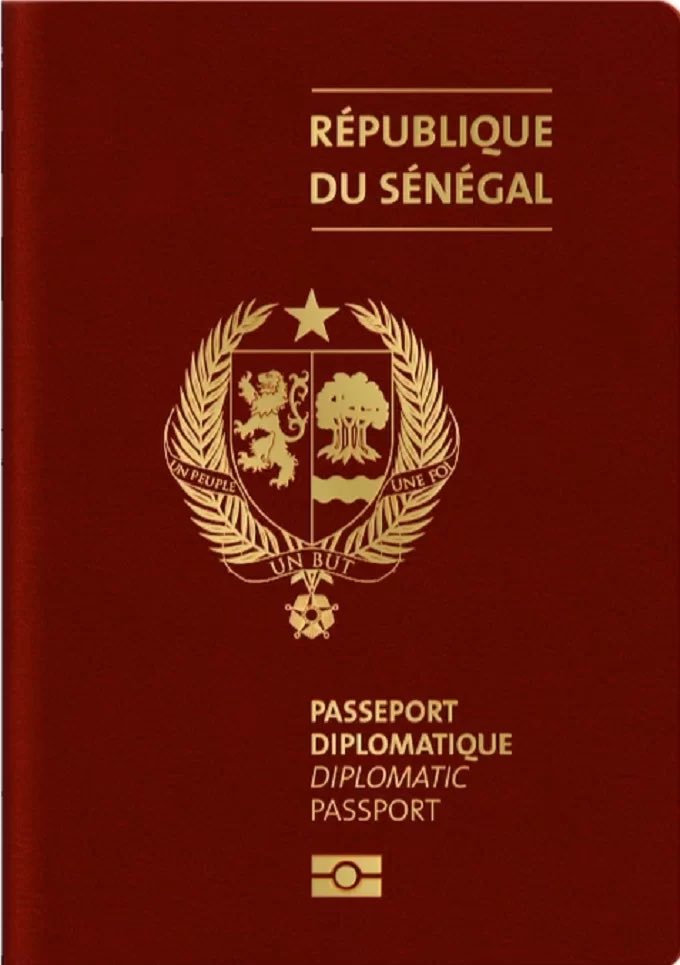 🇸🇳 Passeport diplomatique. 

Sont autorisés à détenir ce passeport : 

👉🏽 les membres du gouvernement ;
👉🏽 les membres des institutions ci-après : Sénat, Assemblée nationale, Conseil Économique et Social ;
👉🏽 les diplomates (conseillers des affaires étrangères et chanceliers) ;