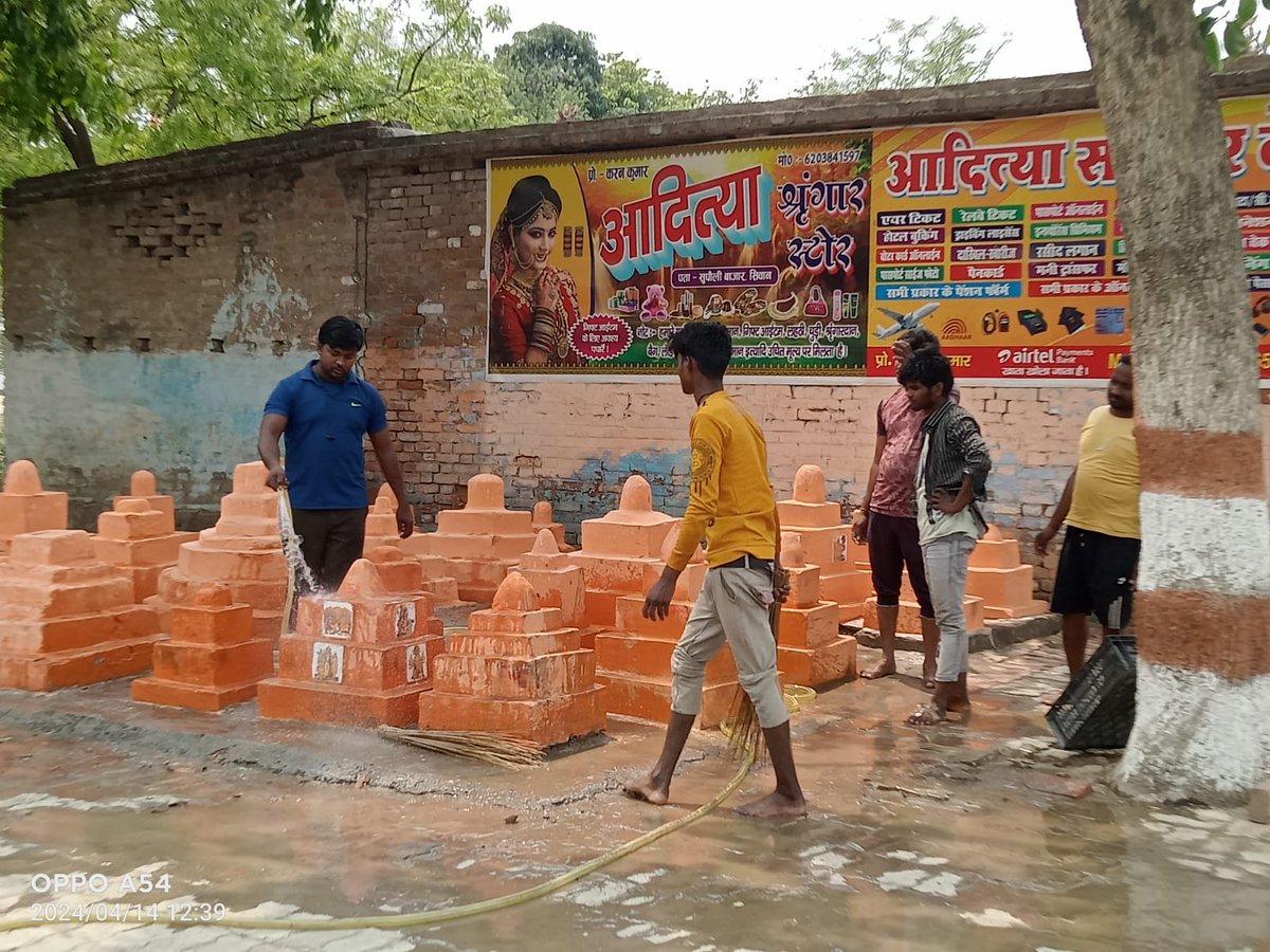 सिवान जिला के विभिन छठ घाटों की सफाई करते हुए स्वच्छ्ता कर्मी