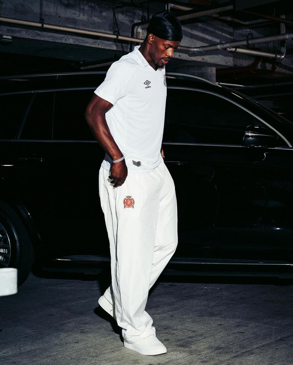 Santos FC (@santosfc) on Twitter photo No dia do #SantosFC112, o <a href="/JimmyButler/">Jimmy Butler</a> escolheu a melhor roupa possรญvel pra chegar na partida. ๐ No dia do #SantosFC112, o <a href="/JimmyButler/">Jimmy Butler</a> escolheu a melhor roupa possรญvel pra chegar na partida. ๐