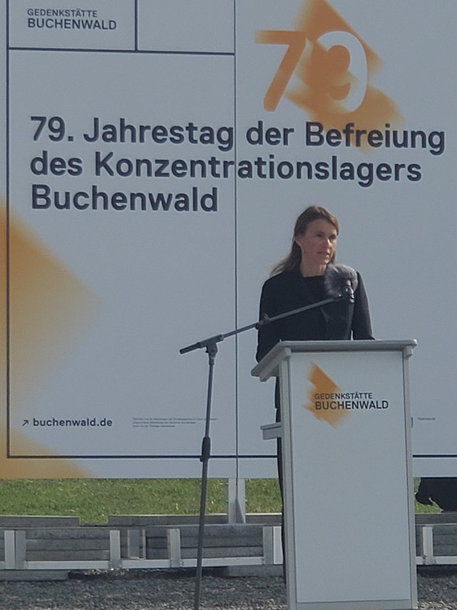 Erschütternde Sequenz in @Buchenwald_Dora bei der Gedenkfeier zur Befreiung des Lagers, die mit einer sehr bewegend. Rede von @aurelifil abgeschl. wurde. Ich denke bes. an die 25.000 🇫🇷 die hier deportiert wurden, darunter mehr. Mitglieder meiner Familie die dort ihr Leben ließen