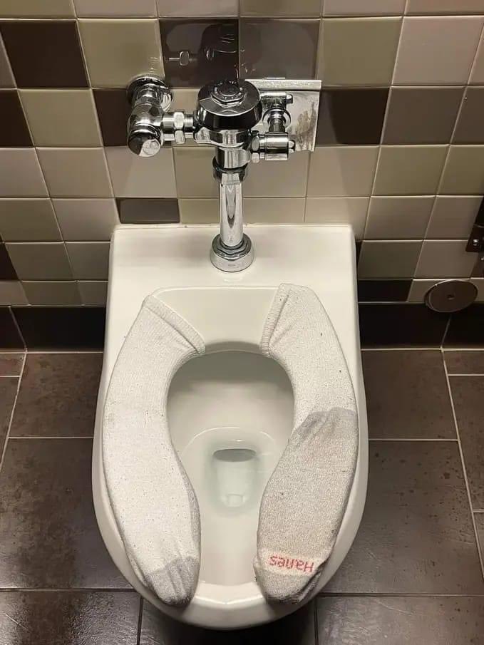 YoSideBurner's tweet photo. One thing I ain’t doing is sitting on that toliet https://t.co/lG4eUE33KU