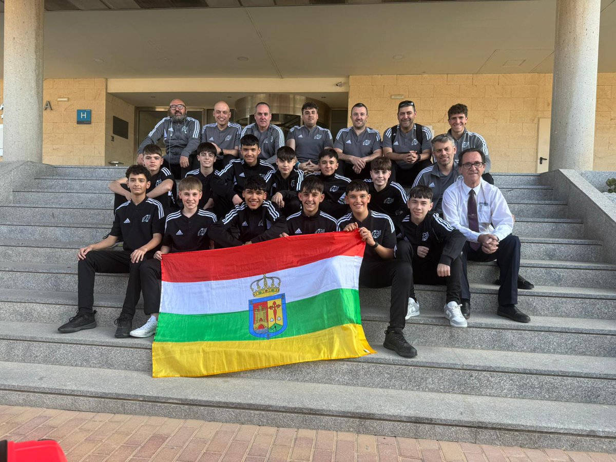 🏨 Ya en tierras murcianas @ffrm_es #SomosLaRiojaFutsalSub14 ❤️🤍💚💛 🏆🇪🇸 . Está será nuestra casa y la del #Futsal los próximos días. MAÑANA LUNES DEBUT 🆚 @FCyLF 🏟️ PM Príncipe Felipe 🕥 10:15 h 📺 youtube.com/watch?v=RZe4Az… #FutsalRiojano #CrecemosJuntos