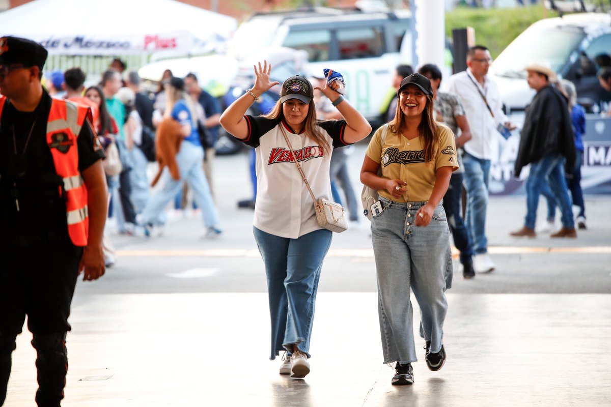 Técnicamente no hay de malo...pero como que algo no cuadra 🤔 ¿Encuentras el error en la foto? 🤨🤭 #LigaARCO ⚾️