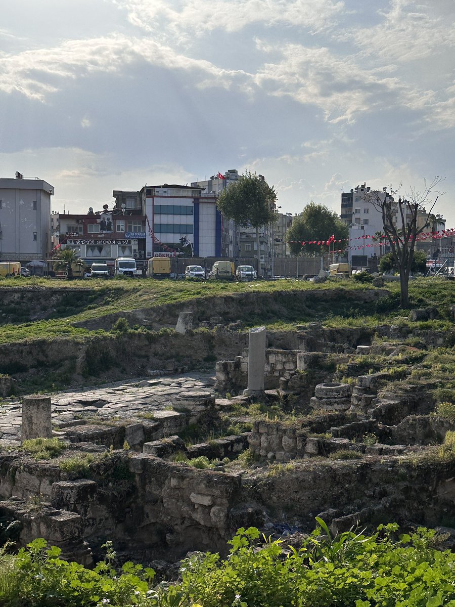 Tarsus şehir merkezinde bulunan Antik Cadde (Roma Yolu). 1993 yılında bir temel kazısı sırasında tesadüfen bazı buluntulara rastlanması sonucunda yapılan kazılarla Antik Cadde’nin 65 metrelik kısmı ortaya çıkarılmış. M.S. 1. yüzyılda yapıldığı tahmin ediliyormuş ✨