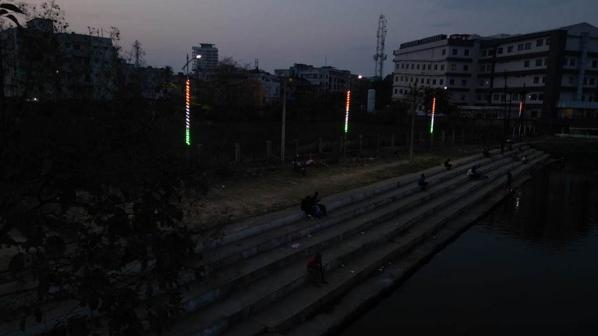 rmccommissioner's tweet photo. Pictures showing a #RAMNIK view of #RIMS #talab after team #RMC installed rope lights along the electric poles.
#RamnikRanchi
#RanchiMunicipalCorporation
#SwachhRanchi
#MyRanchiMyapride https://t.co/4olroGjlzj