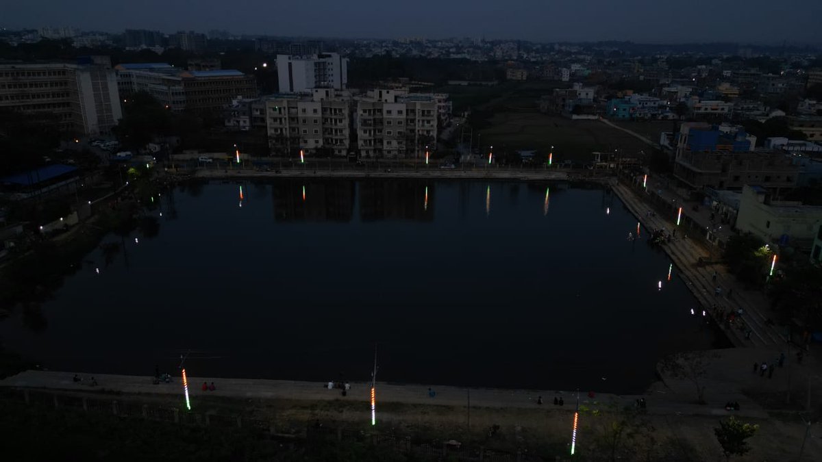 rmccommissioner's tweet photo. Pictures showing a #RAMNIK view of #RIMS #talab after team #RMC installed rope lights along the electric poles.
#RamnikRanchi
#RanchiMunicipalCorporation
#SwachhRanchi
#MyRanchiMyapride https://t.co/4olroGjlzj