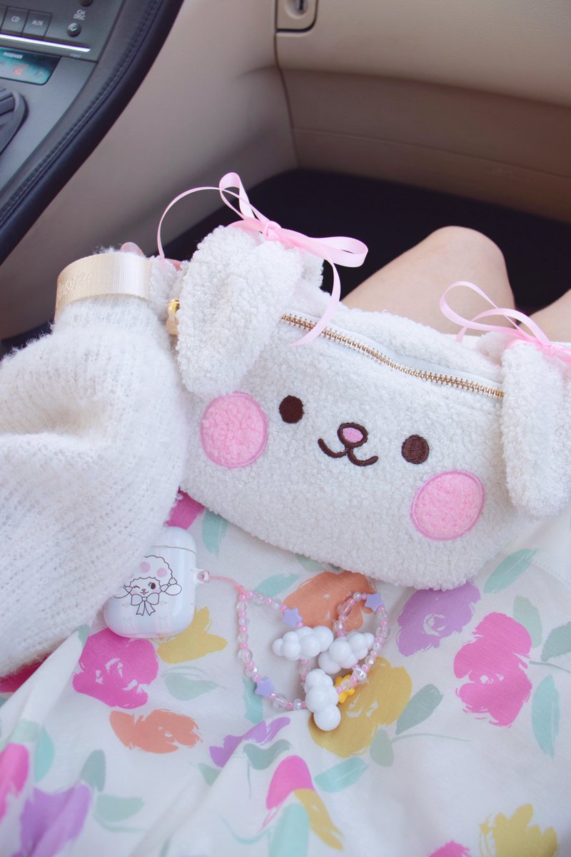 Sketch design —> Final bag 
Making of the Strawbeary and Bunmallow fanny packs ✨