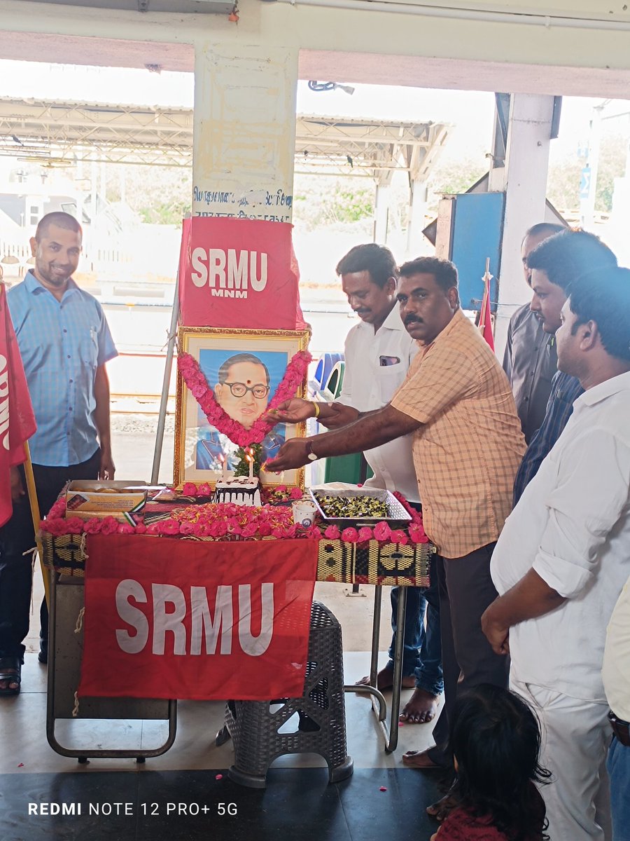 SOORIMUTHU's tweet photo. அவர்களின் 133 ஆவது பிறந்தநாளை முன்னிட்டு மானாமதுரை ரயில் நிலையத்தில்  அண்ணல் அம்பேத்கர் அவர்களின் திருஉருவ படத்திற்கு  மானாமதுரை கிளை சார்பாக கிளையின் தலைவர் திரு.சிவக்குமார்  அவர்களின் தலைமையில் கிளைச் செயலாளர் திரு.P.பாலமுருகன் அவர்கள் முன்னிலையில் மற்றும் கிளையின் பொருளாளர் https://t.co/wXmGO8Bsik