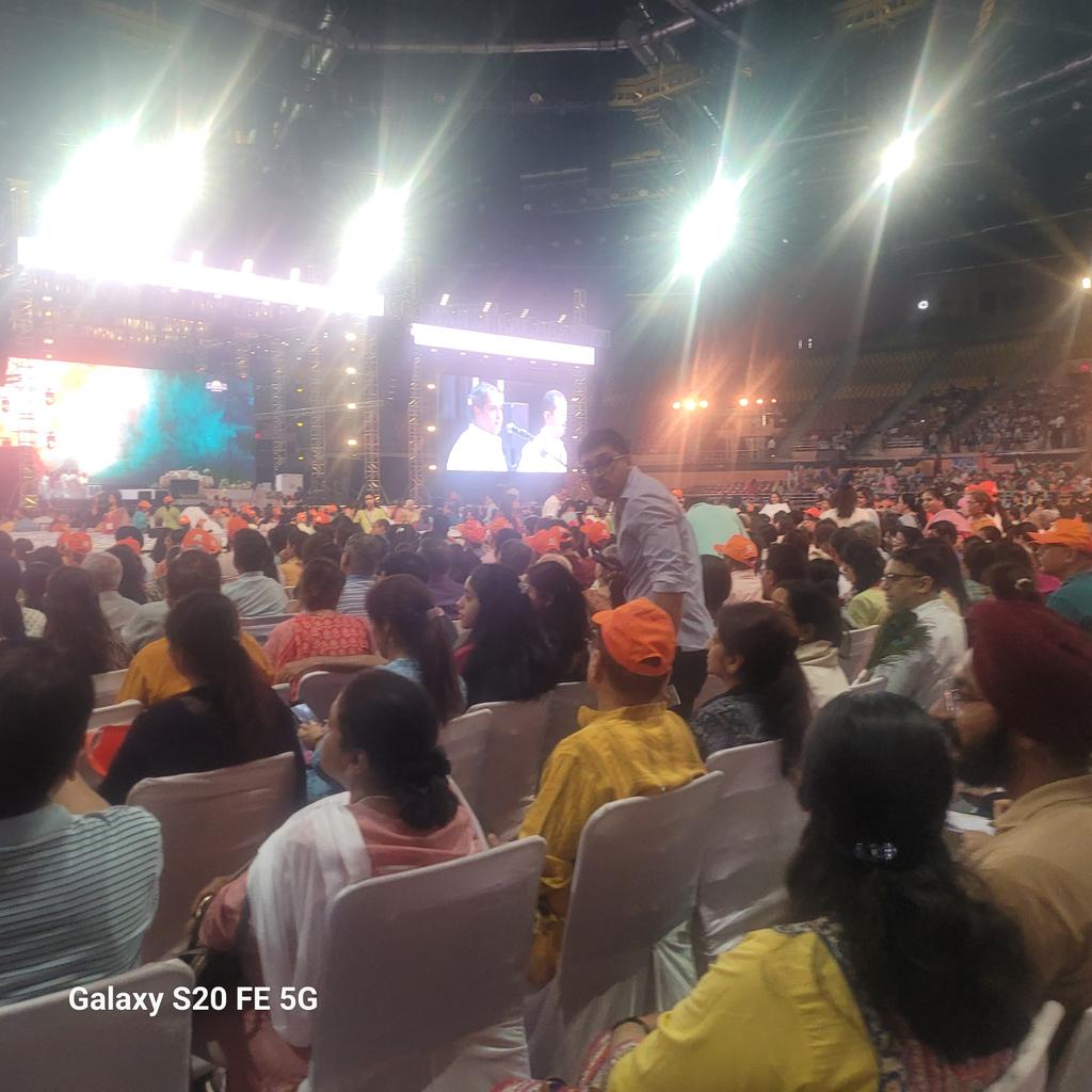 SomyahGupta's tweet photo. 15 days to bring together 30,000 people for a World Largest Volunteer Based organization #TheArtofLiving under the Guidance of #SriSri in #Delhi | Enjoy the Early Glimpse of the Venue 1 hr before the event https://t.co/A6ih6BEwvv