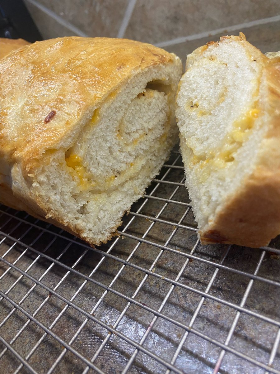 Ryzolv's tweet photo. Wife has been throwing it DOWN in the baking department. 

Bagels(plain, blueberry, chocolate chip)
Cheddar Focaccia
Garlic Cheddar Bread
White Bread

🤌🏼🤌🏼🤌🏼 bout to start a business. https://t.co/sbwTaSwhMN