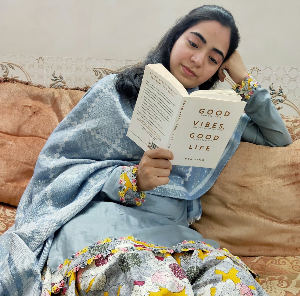 paintingthearth's tweet photo. Seldom it happens when you come across a single book and it teaches you millions of lessons, this happened with me when I read:
Book : Good Vibes Good Life
By: @VexKing
#vexkingbook #passionatereader #books #love #goodvibes #goodlife #selflove https://t.co/9s5qp0KfIB
