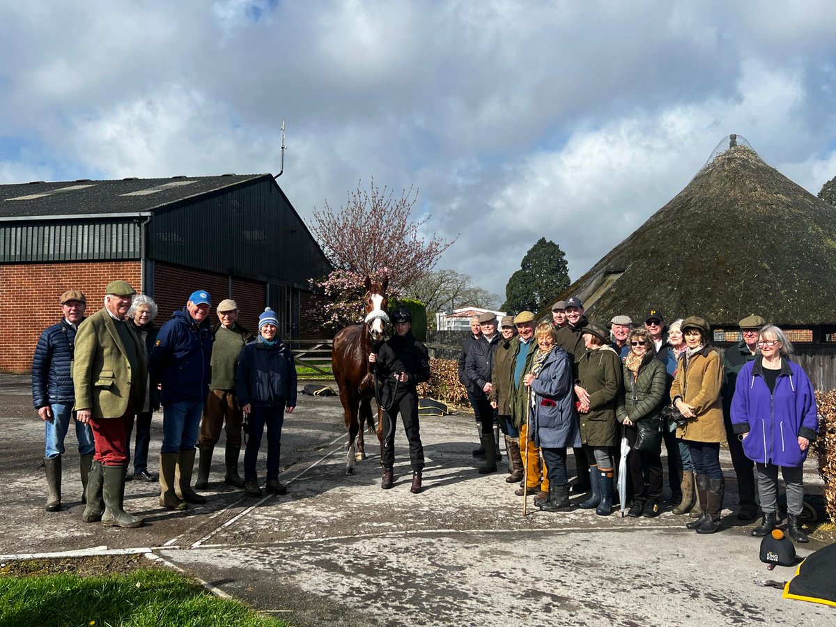 Another memorable morning at Kingsclere last week to see Apeeling who looks great ahead of her 3 yr old season! She could be one to look out for this year... Many thanks as ever to the Balding team for looking after us so well, the hospitality at Kingsclere is always outstanding!