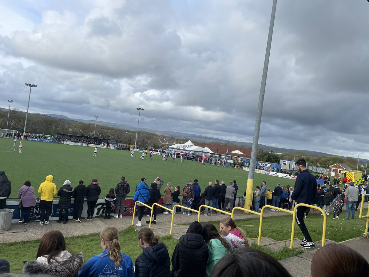 Fantastic crowd for the @AdranLeagues Trophy Final between @CardiffCityFCW v @SwansOfficial … Well done to our hosts @PenybontFC_ and to our own brilliant team @FAWales for a top event 🏆 #TogetherStronger @Cymru
