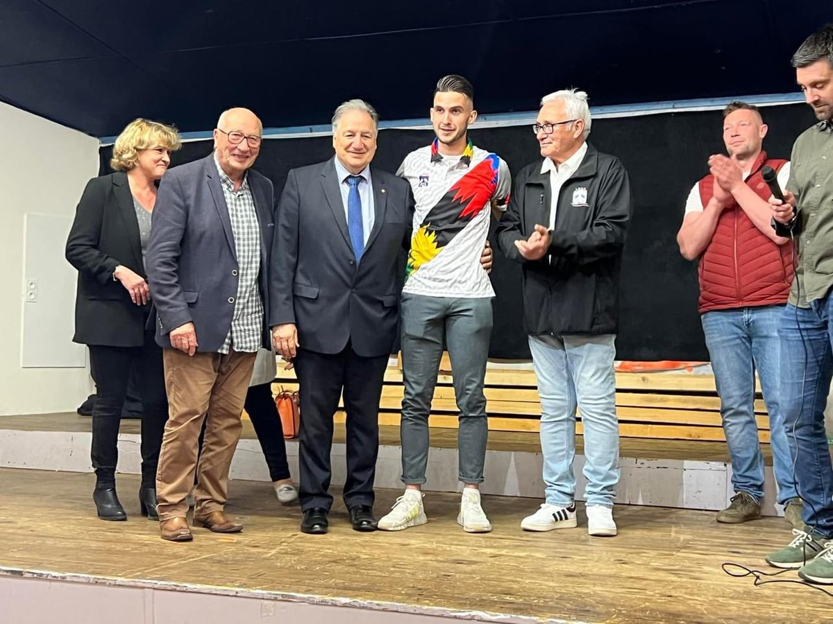 DinoCinieri's tweet photo. Je représentais notre Président de la Région @auvergnerhalpes, @laurentwauquiez et @SylvieBonnet_42, notre Députée à cette belle soirée de remise de récompenses, animée par les Baraquants pour nos champions de France. https://t.co/Ypgt6Fecxl
