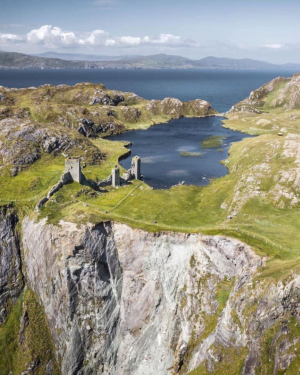 Dunlough Castle is perched at the top of 100m cliffs above the Atlantic Ocean and next to a fresh water lake on the northern tip of Mizen Head in West Cork and was built in 1207 shortly after the Norman invasion.

#ireland #tourismireland #visitireland 🇮🇪