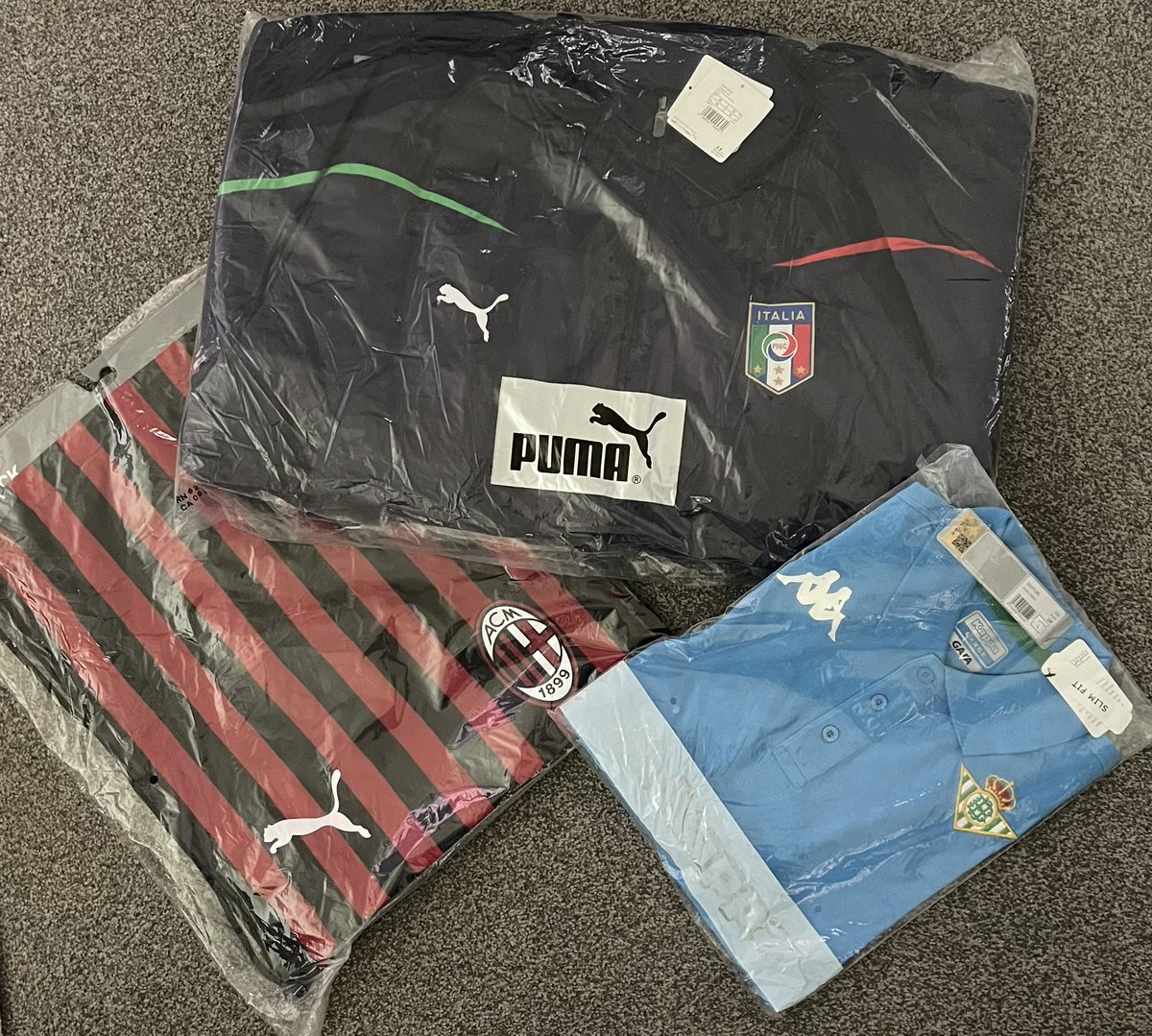 I was going to pop another giveaway on mid week but let’s just do it now 😆 It will run until Sunday the 28th. The winner gets a 2010-12 Italy 🇮🇹 Coach Jacket XL BNWT An AC Milan Drawstring Bag BNWT And a Real Betis Kappa Polo Shirt Large BNWT To be in with a change of…