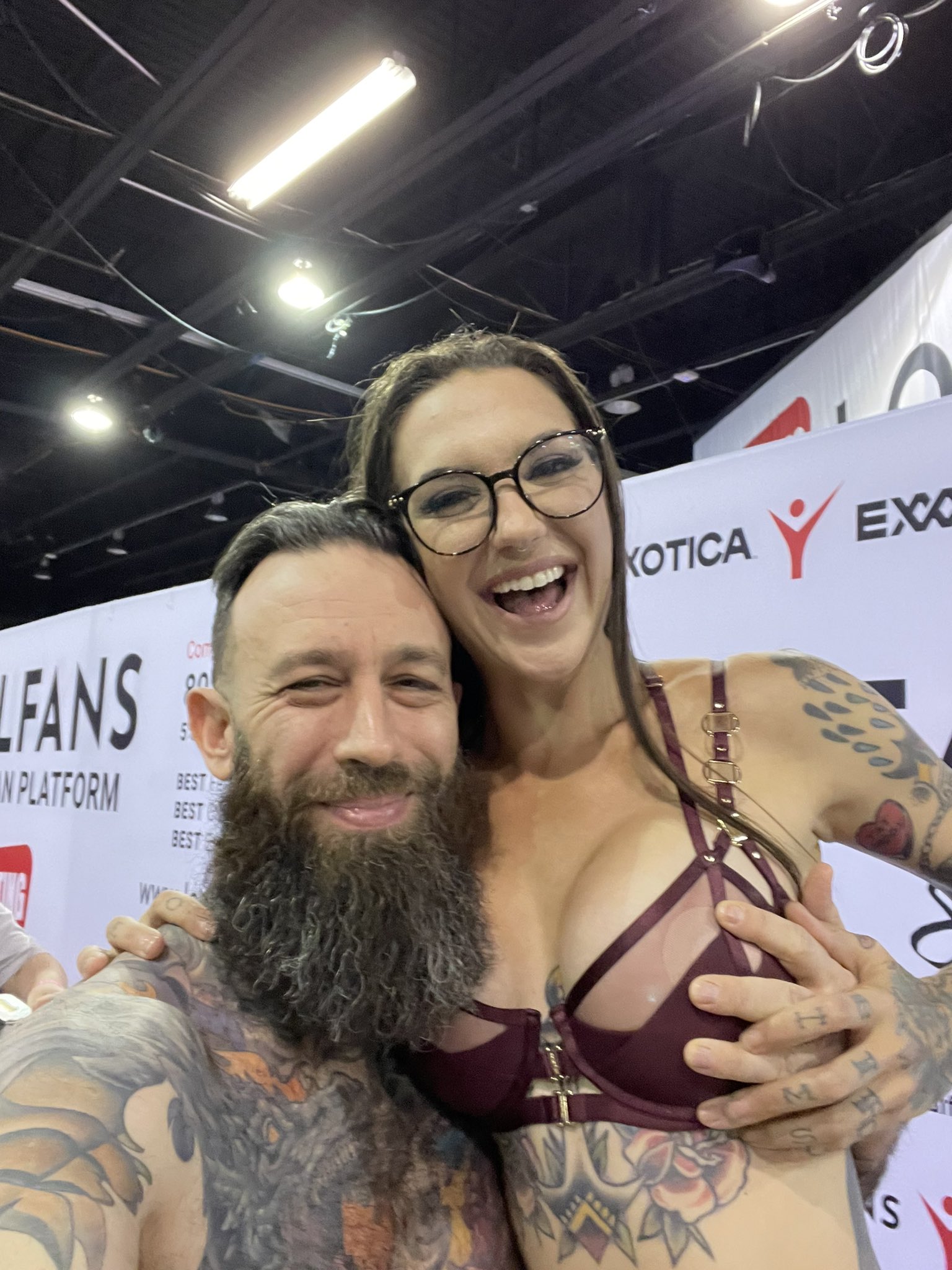 2 pic. Got to meet the lovely @rockyemersonxxx and I have to say, she’s just as sweet as she is beautiful. On another note, look how perfect my head fits on her shoulder I’m just saying 🥹 https://t.co/6a50ce0PMs