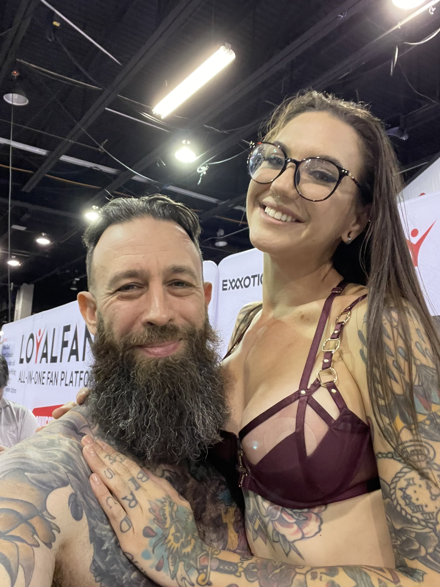 1 pic. Got to meet the lovely @rockyemersonxxx and I have to say, she’s just as sweet as she is beautiful. On another note, look how perfect my head fits on her shoulder I’m just saying 🥹 https://t.co/6a50ce0PMs