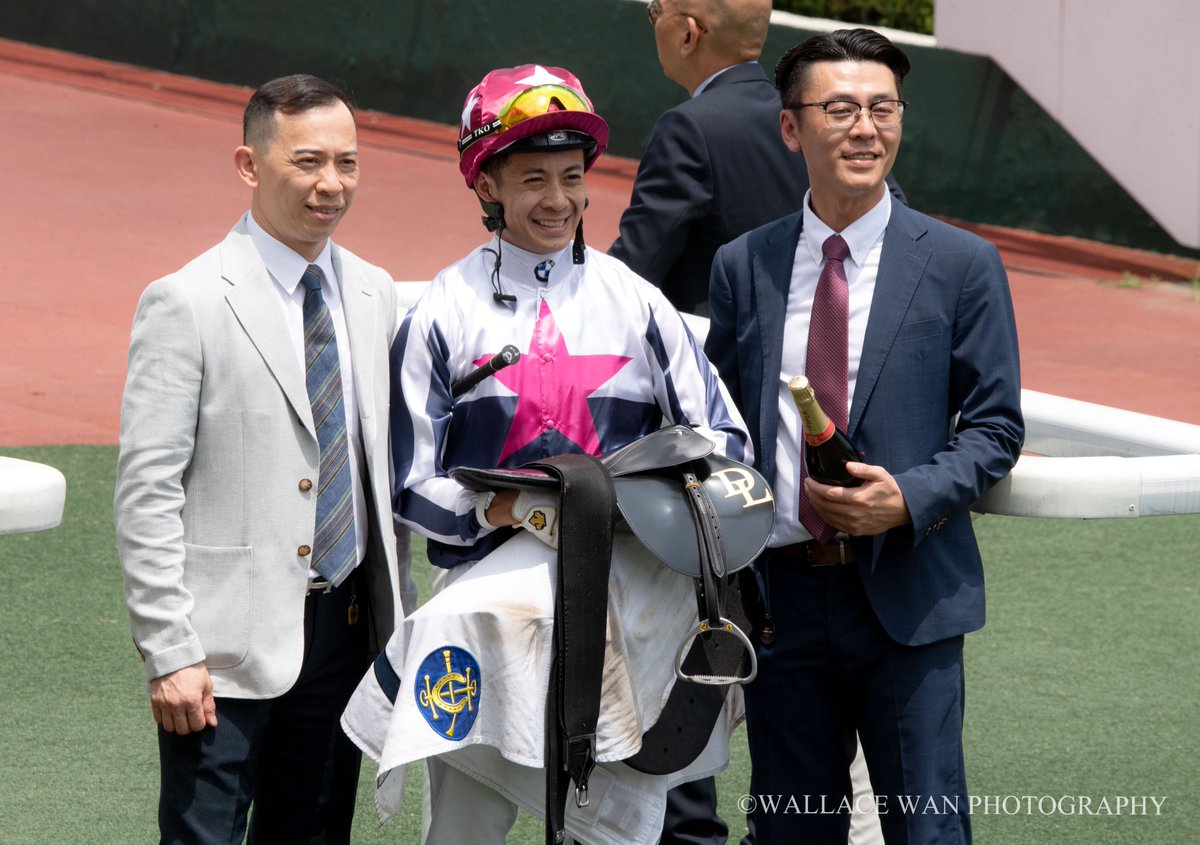 URBAN TRIUMPH ridden by Derek Leung and trained by Cody Mo wins Race 2 at Shatin on Sunday.
52-1 longshot!
#superjockey #Horse #hkracing #hkphotographer #art #horsephoto #調教師 #horseracing #jockeys #騎手 #競馬場 #shatinracecourse #HorseRacing #longshot