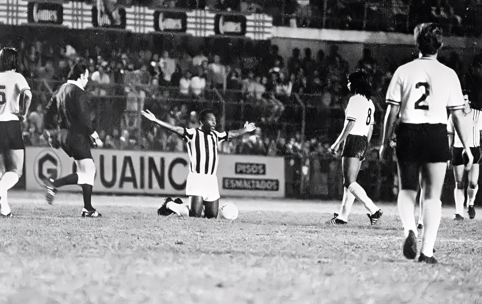 Pele's tweet photo. 14 de abril de 1912. Um dia que nunca esqueceremos.  Neste dia, há 112 anos, começou a jornada do clube de futebol com a história mais linda do esporte. Feliz aniversário, @santosfc. 
.
April 14, 1912. A day we will never forget. On this day, 112 years ago, the journey of the football club with the most beautiful history in sport began. Happy birthday, @santosfc.