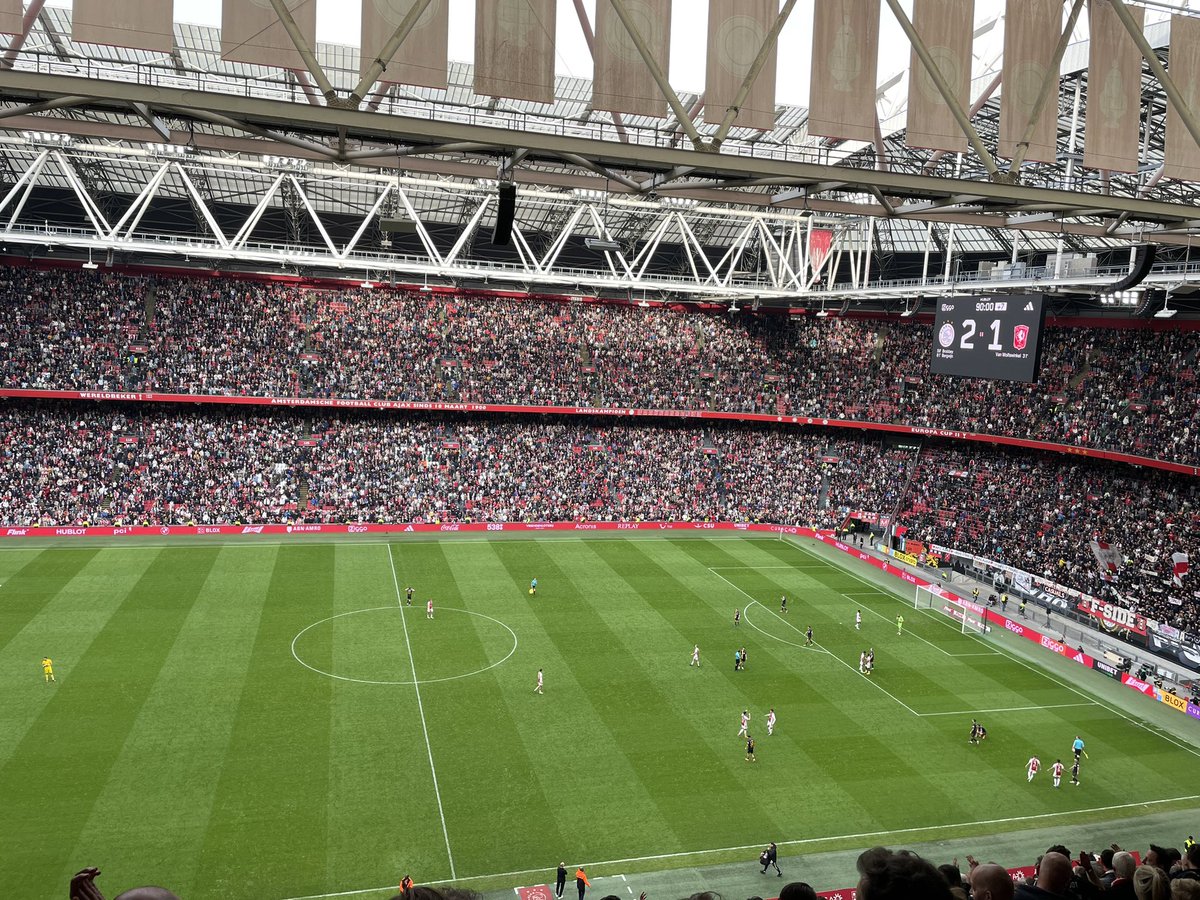 Afgelopen. #Ajax toont karakter en boekt een knappe en zéér welkome 2-1 zege op FC Twente. #ajatwe