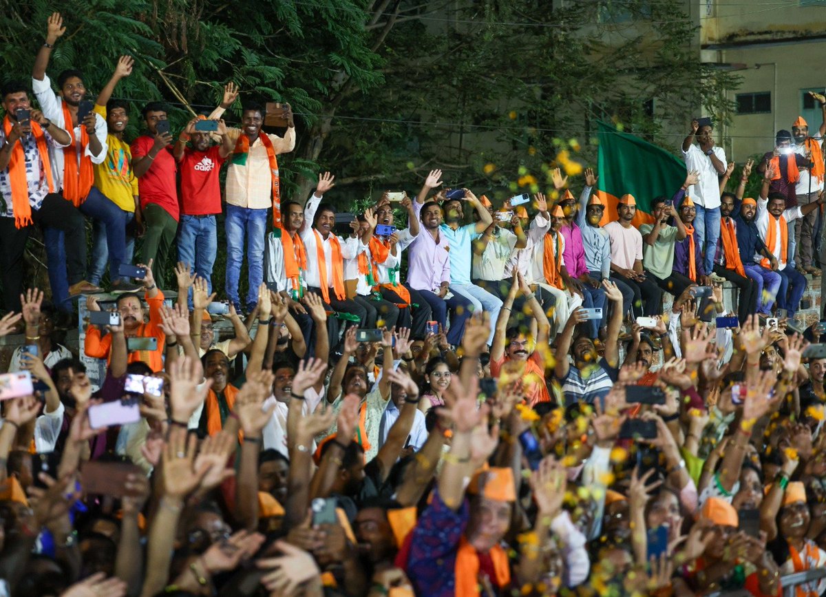 Glimpses of the enthusiastic crowd of Mangaluru, Karnataka where PM Modi held a massive roadshow today.