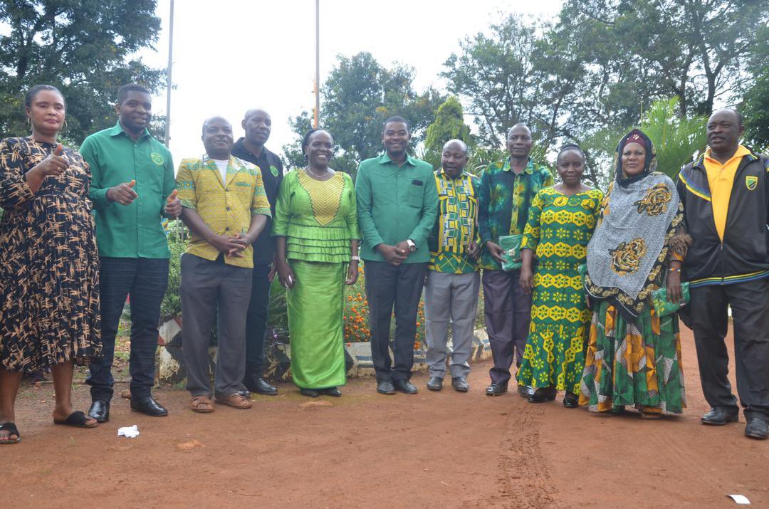 Tunamshukuru Mungu tumeweza tumekutana na mabalozi wote 490 wa Jimbo la Kasulu Mjini, tumegawa bendera 550 za <a href="/ccm_tanzania/">Chama Cha Mapinduzi</a> na kuzungumza nao kwenye semina maalum. Nawashukuru sana wananchi wa Kasulu Mjini kwa upendo wao. 

Umoja ni nguvu. Kazi inaendelea