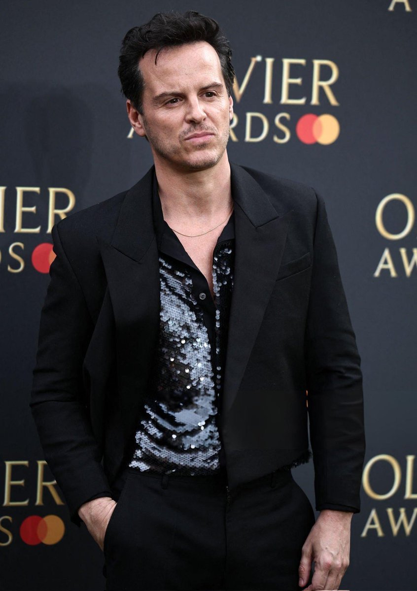popgek's tweet photo. Andrew Scott 🖤 #OlivierAwards https://t.co/69iha5nODW