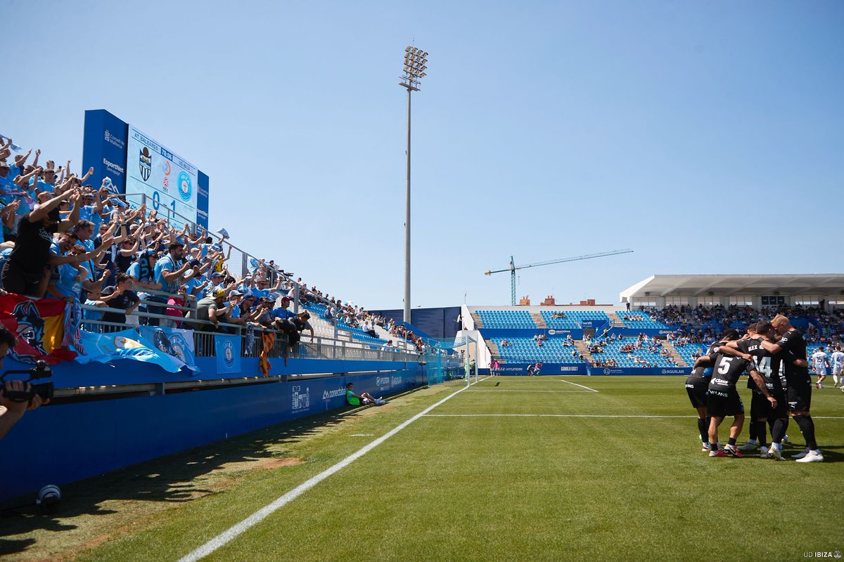PenyaPagesa's tweet photo. Hitòric
Felicitar l’equip per lluitar fins al final en un partit difícil i aconseguir una altra victòria seguida que ens fa estar més a prop d’aconseguir el nostre somni de jugar el play-off d’ascens
Vulem agrair a tots els desplaçats avui per animar l’equip som una gran família https://t.co/CF78Bkblh8