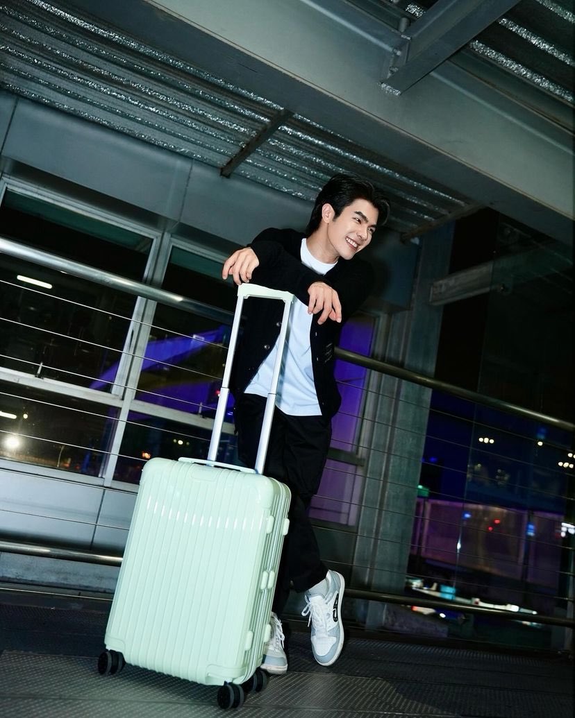 พี่มาย ๆ หันมาทางนี้หน่อยค้าบบ กระเป๋าสวยสุด ๆ เขียวถูกใจพี่มายไหมค้าบเนี่ย 💚

MILE GO TO SEOUL

<a href="/milephakphum/">mile phakphum</a> #MilePhakphum 
#MileFlywithRIMOWAtoSeoul