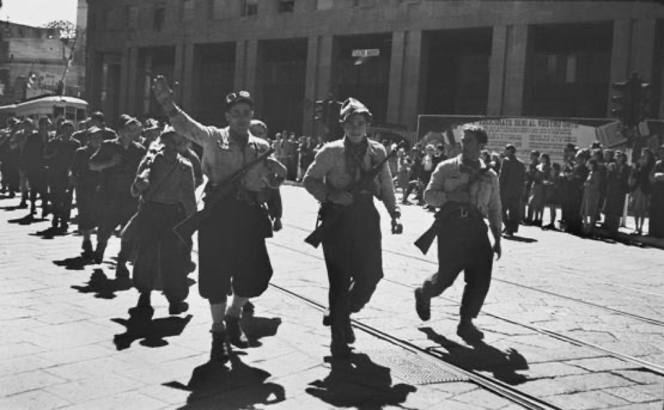 🟥#29APRILE 1945. LIBERAZIONE DI #MILANO
Piazza San Babila, sfilata di una formazione partigiana di fronte al Teatro Nuovo.
Foto #LuigiFerrario