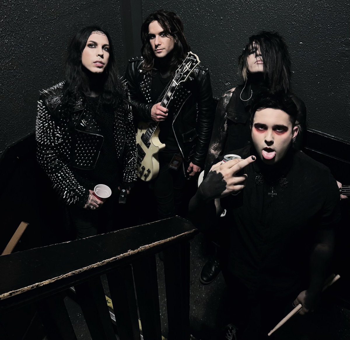 MEMPHIS, TENNESSEE🚨⚡️
Live At <a href="/901Growlers/">901Growlers</a> @TherealVEband 

IT’S OUR FIRST TIME PLAYING YOUR CITY! LFGOOOO 🦇

GET TICKETS 
bandsintown.com/e/105255182-va…