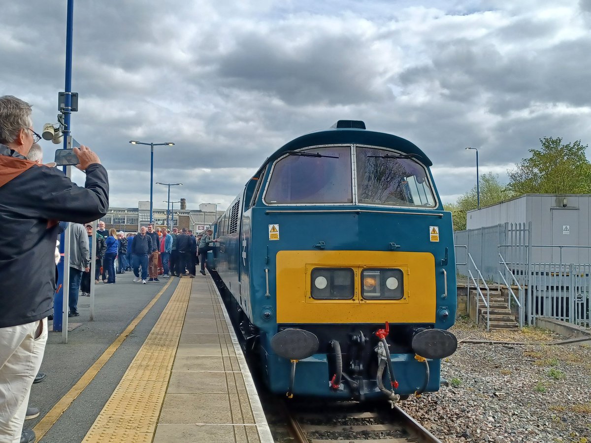 D1015 'Western Champion' at Banbury during a photo stop earlier