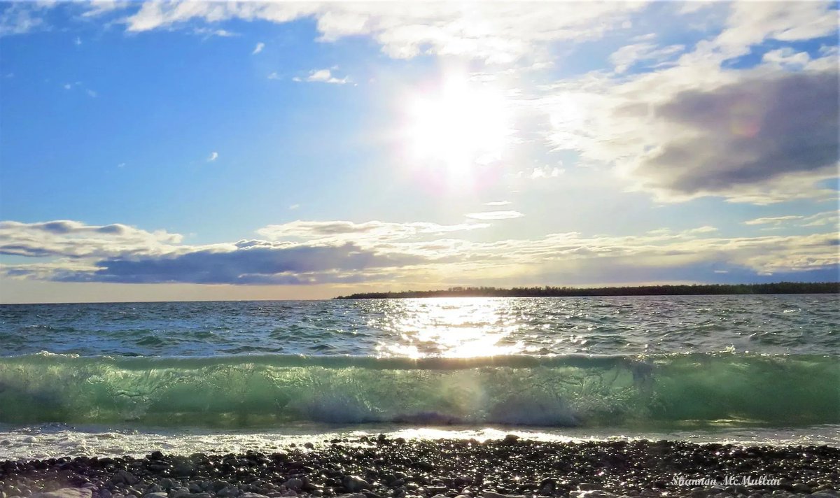 Transparent wave action at Providence Bay, Manitoulin Island. What are the top things to do on Manitoulin Island? buff.ly/3VXQotm #travel #beachlife #manitoulinmagic #photography
