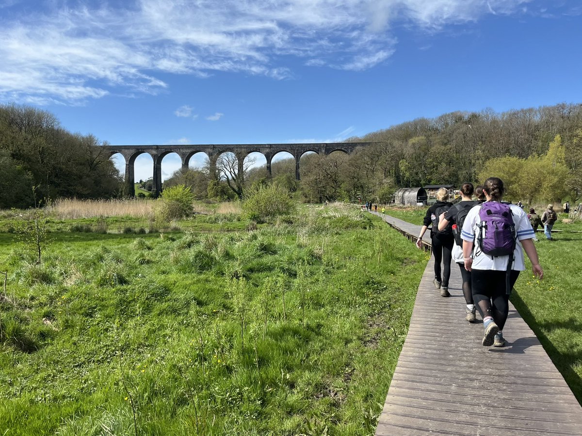 Cerdded dros 13km o draeth Llanilltud Fawr i Barc Gwledig Porthceri.