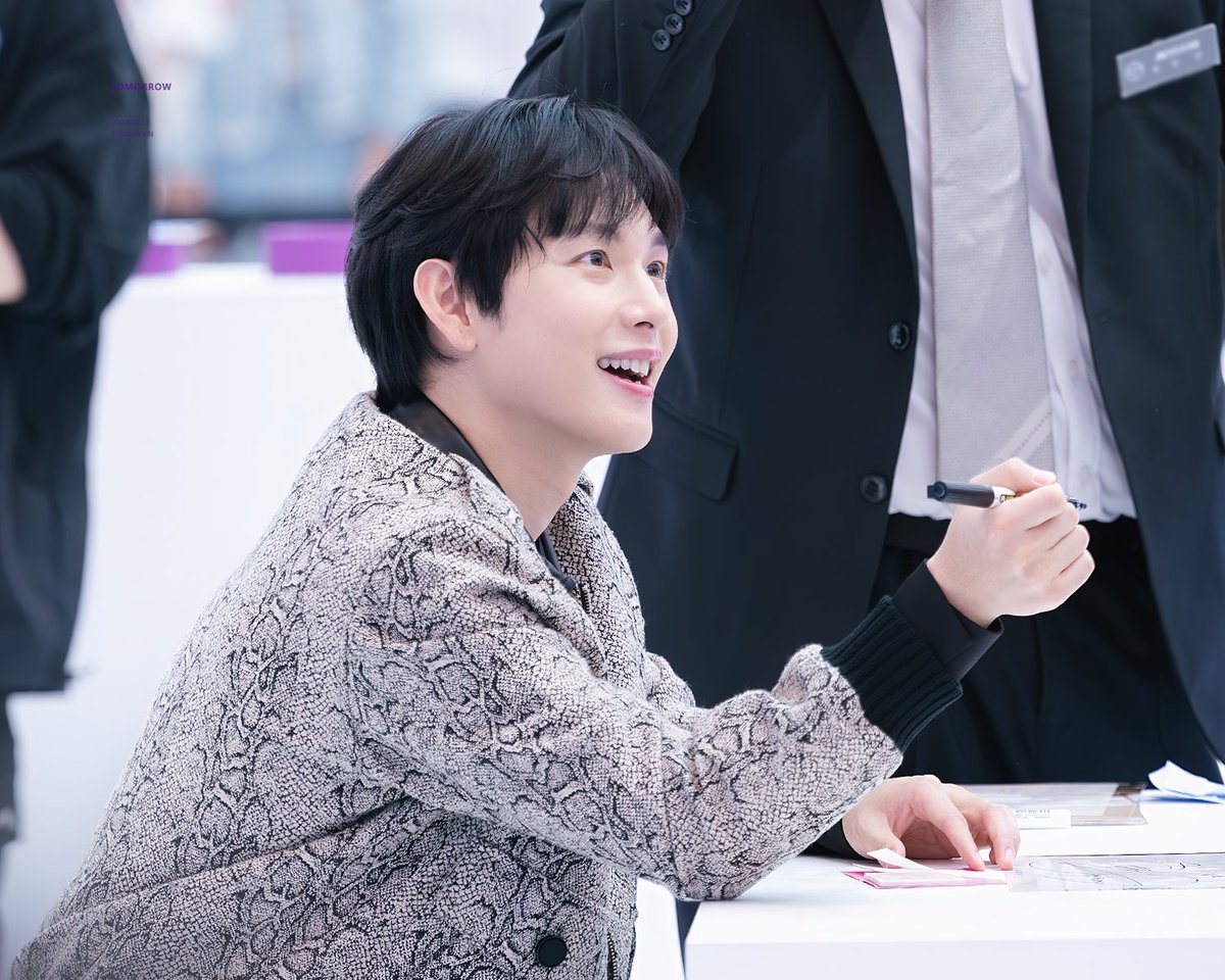 tomorrow1201's tweet photo. 240413 나르왈 팝업스토어 팬사인회

눈빛 유죄🥹

#임시완 #yimsiwan https://t.co/on5d9Gvci9