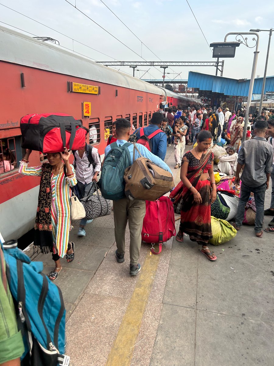 Jatin99882401's tweet photo. what is this behaviour ,  My ticket is in S5  2313162032 @RailMinIndia @RailwaySeva  @WesternRly  , kindly  do something or give me another seat do anything you can https://t.co/i1LL1o5AhG